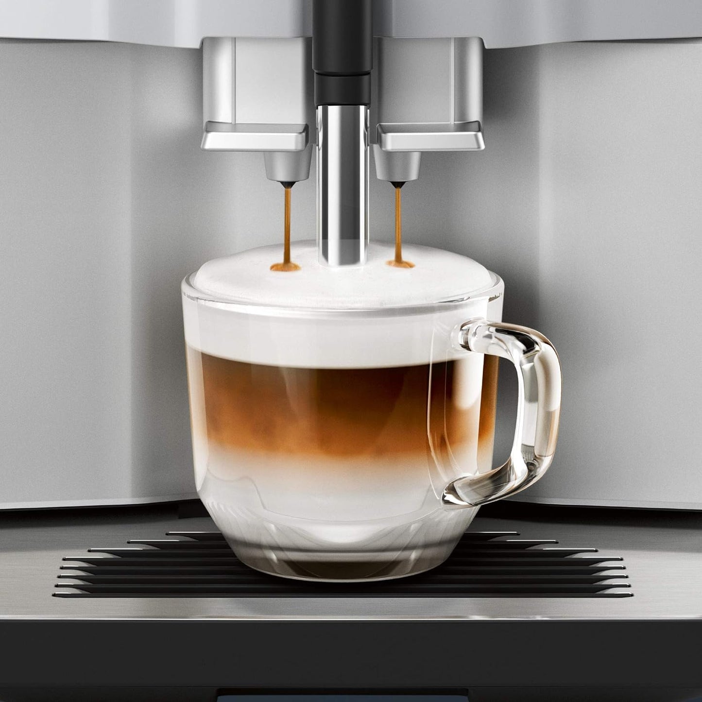 Siemens Kaffeevollautomat EQ300 TF303E07, für viele Kaffeespezialitäten, Milchaufschäumer, Keramikmahlwerk, OneTouch-Funktion, 1,4 Liter Wassertank, automatische Reinigung, 1300 W, silber metallic